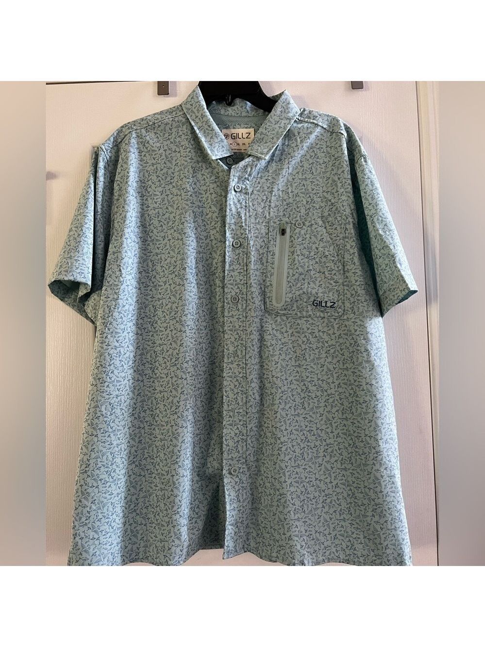 Men’s Gillz Button Down Fishing Shirt. Flying fish blue pattern. Size Large